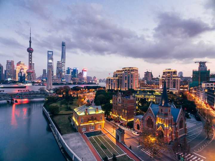 上海,繁荣与挑战并存的城市发展分析